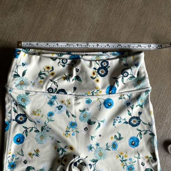 Fabletics motion 365+ high waisted Blue and Cream Floral Leggings medium - Picture 3 of 11